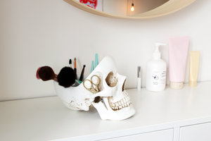 make up skull desk organiser