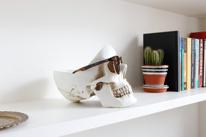 white skull desk tidy with sunglasses