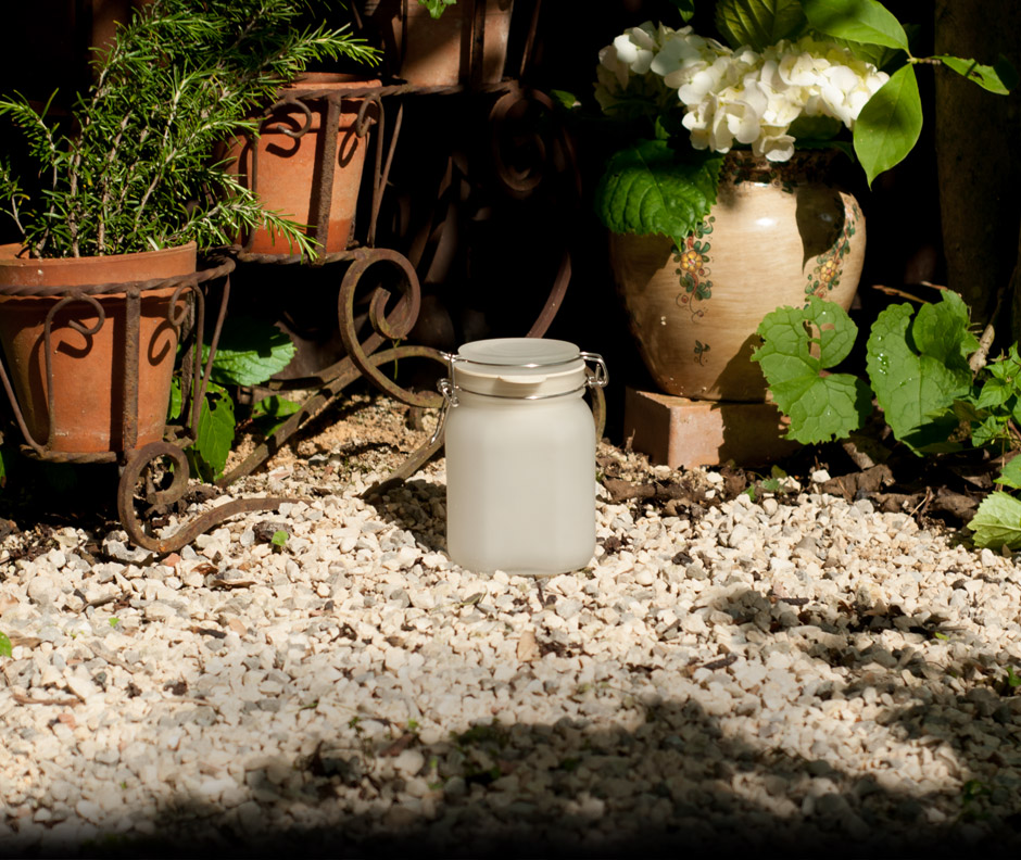 Sun Jar Charges during the day by Solar