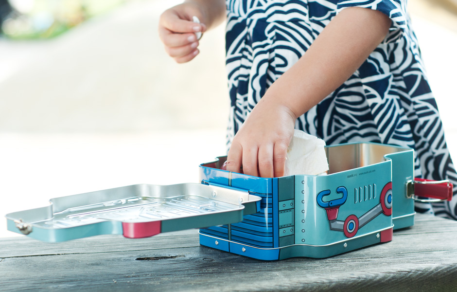 Tin Lunch Box looks like a retro Robot