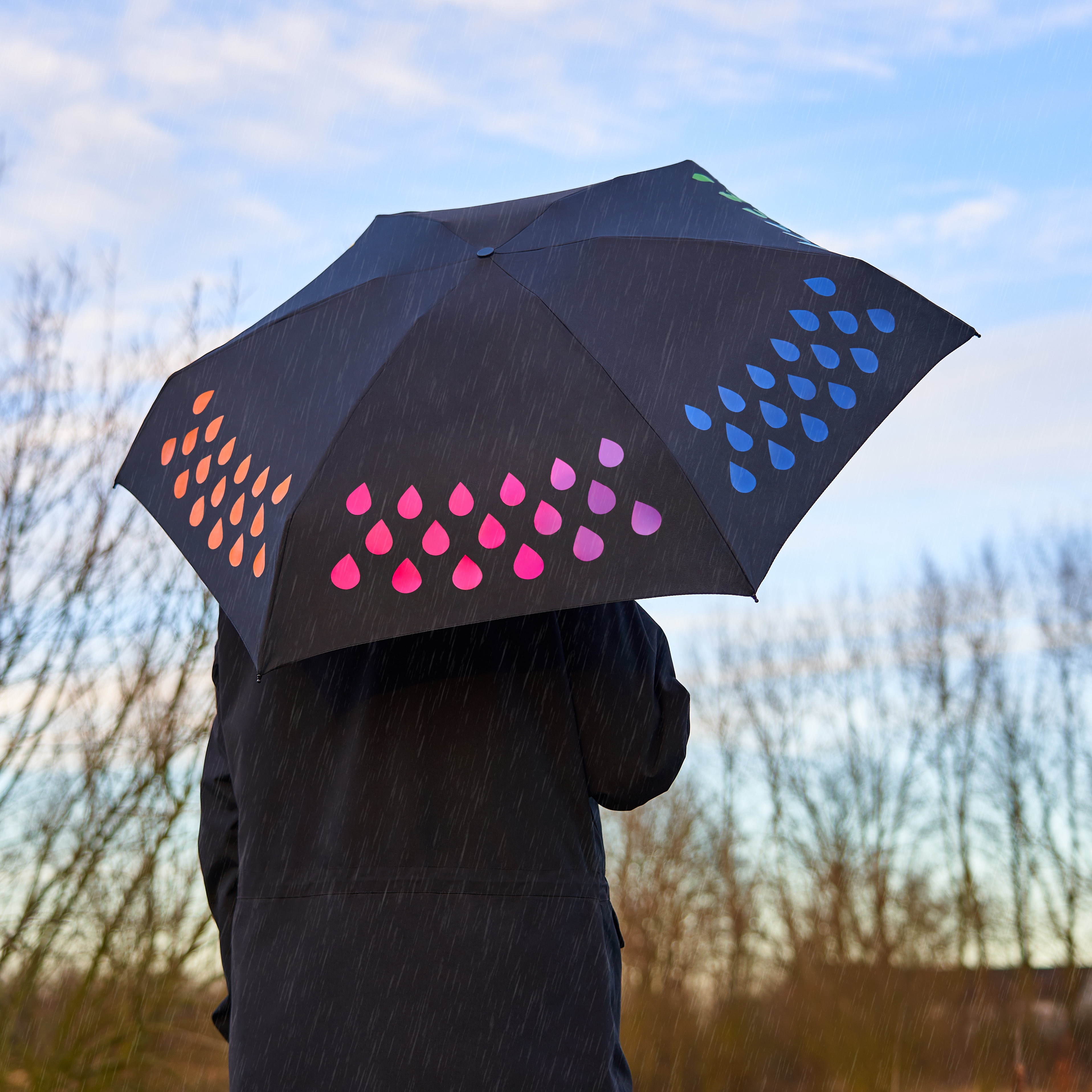 Compact Colour Change Umbrella : Changes colour when it rains.