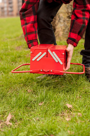 BBQ carry handels fold under to become legs