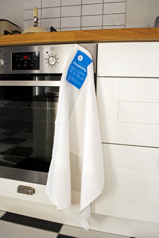 Magnetized Kitchen Equipment : Magnotag Magnetic Oven Mitts