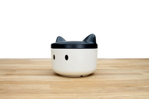 Cat face shaped food container for pets on the go